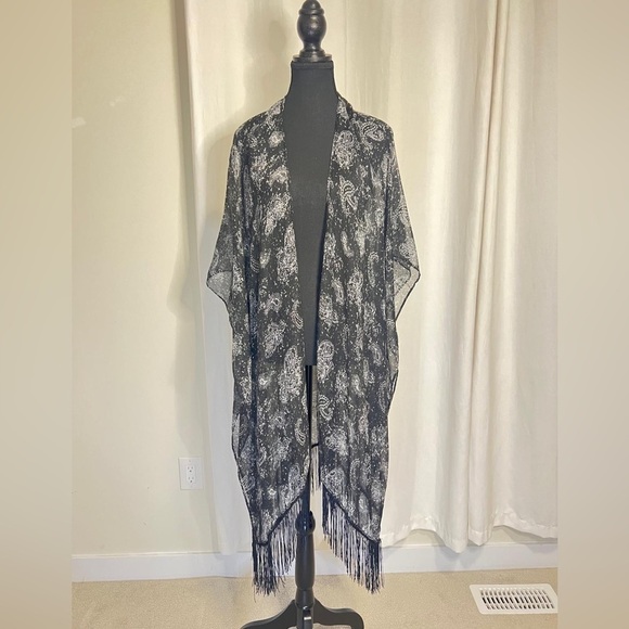 Accessories - Black & White Paisley Fringe Wrap